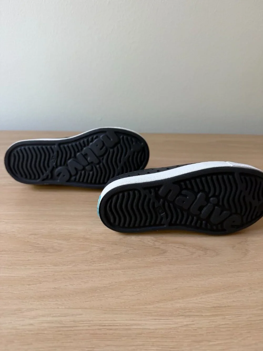 Native Kids Jefferson Shoes / Jiffy Black & Shell White/ Size 10
